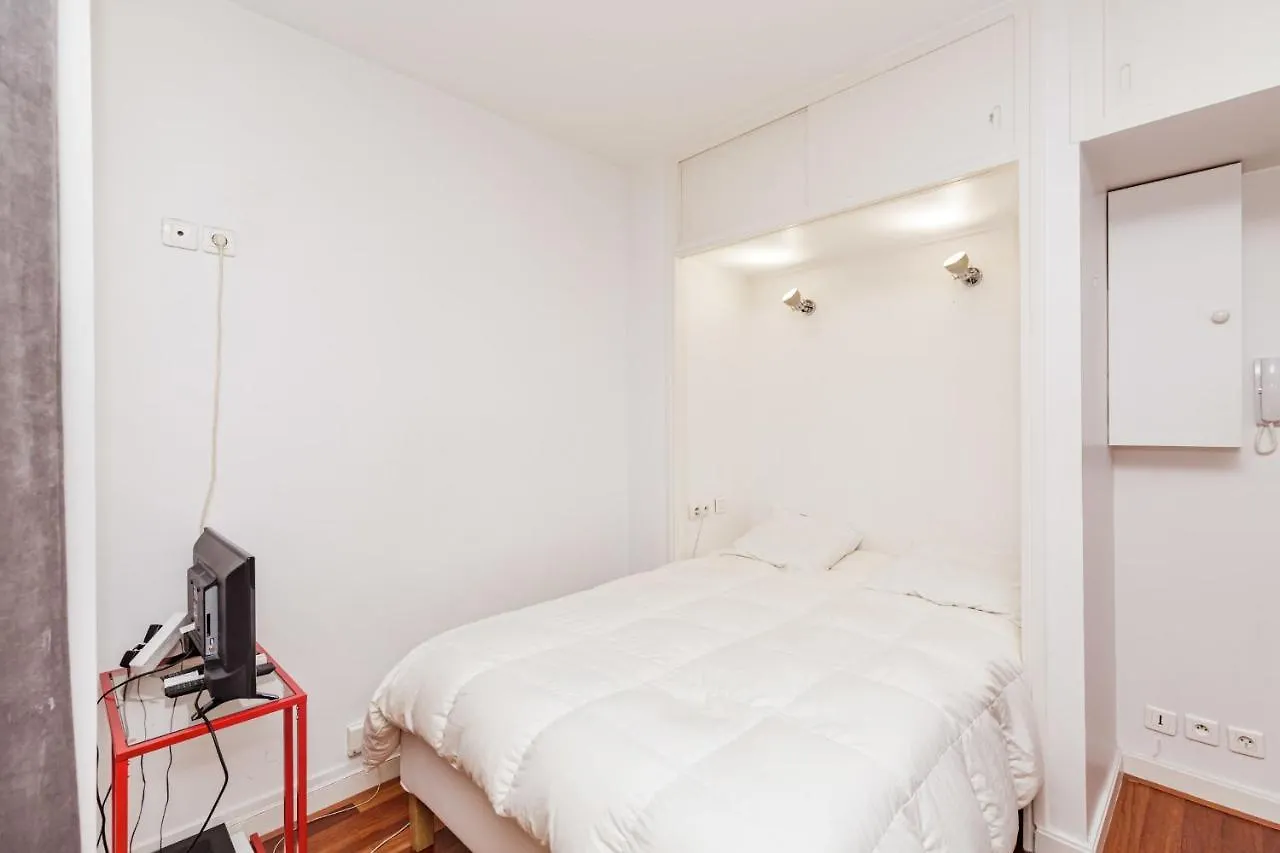 A Cosy Nest With A Balcony Near The Seine contacts