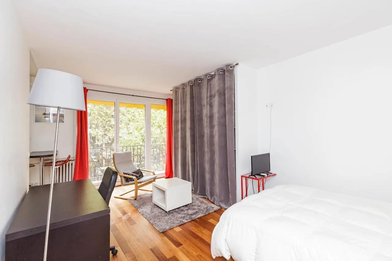 A Cosy Nest With A Balcony Near The Seine Apartment Paris